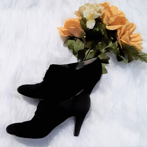 Tahari Suede Ankle Bow Accent Booties Sz. 8.5M - Picture 2 of 5